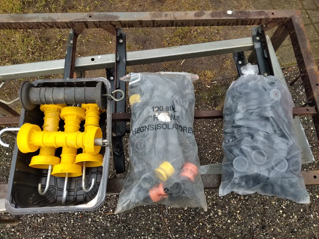 Billede 1 - Hegnsisolatorer og ledhåndtag