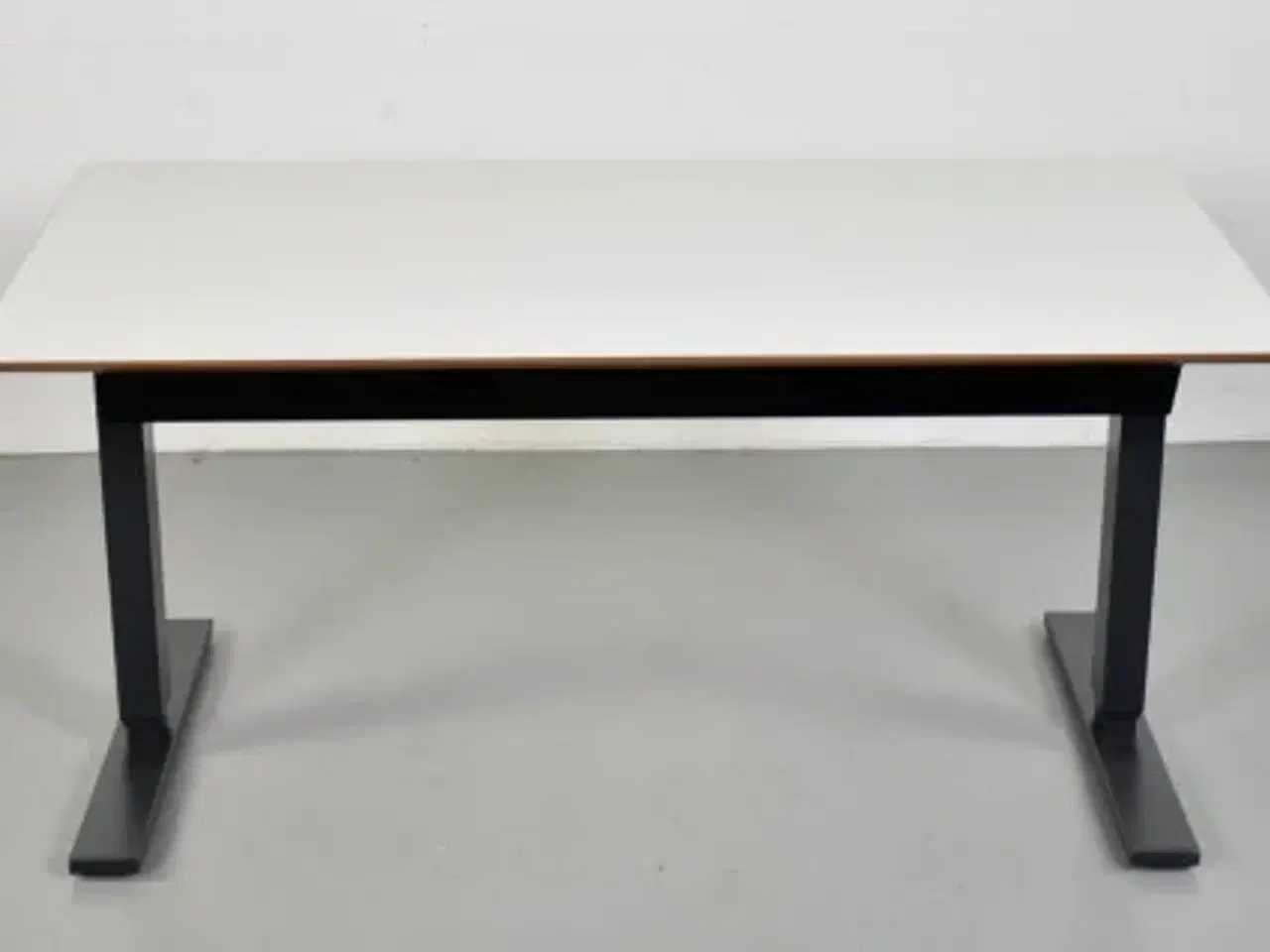 Billede 3 - Scan office hæve-/sænkebord med hvid laminat, 140 cm.