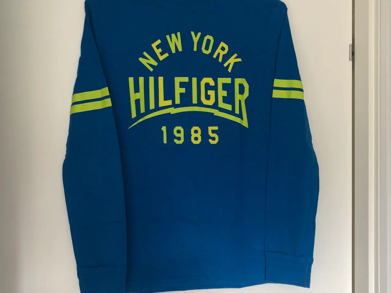 Billede 2 - Tommy Hilfiger bluser Str. 12-14 år - 2 Stk