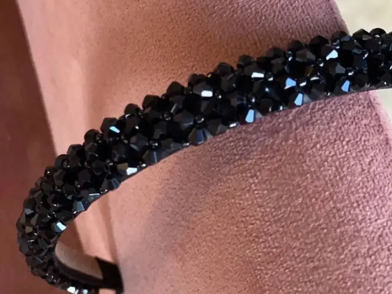 Billede 2 - Smuk sort hårbøjle med glas-look perler i sort
