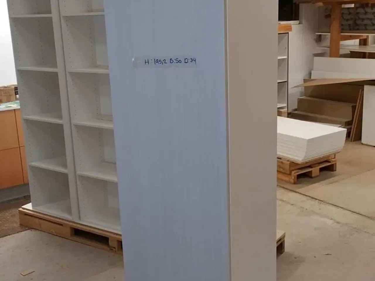 Billede 5 - 4 stk. usamlet højskabe H: 195,2 x B: 50 x D: 34,0 med låge og 16 hylder