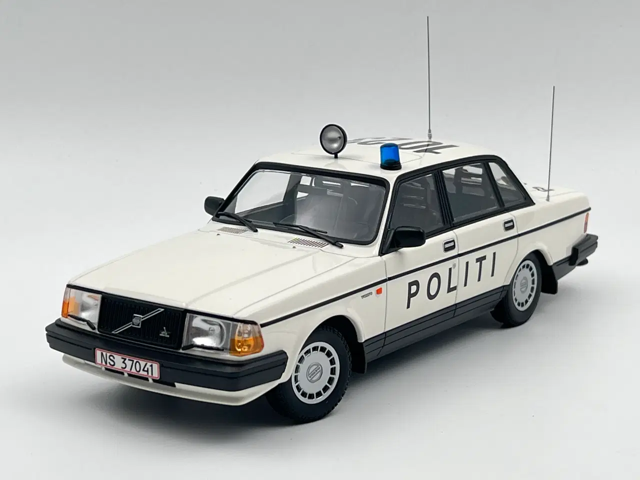Billede 2 - 1986 Volvo 240 GL Dansk Politibil - 1:18