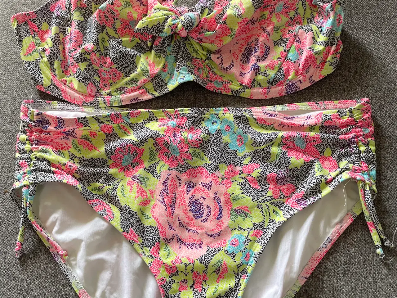 Billede 1 - Flot Saltabad bikini, flerfarvet