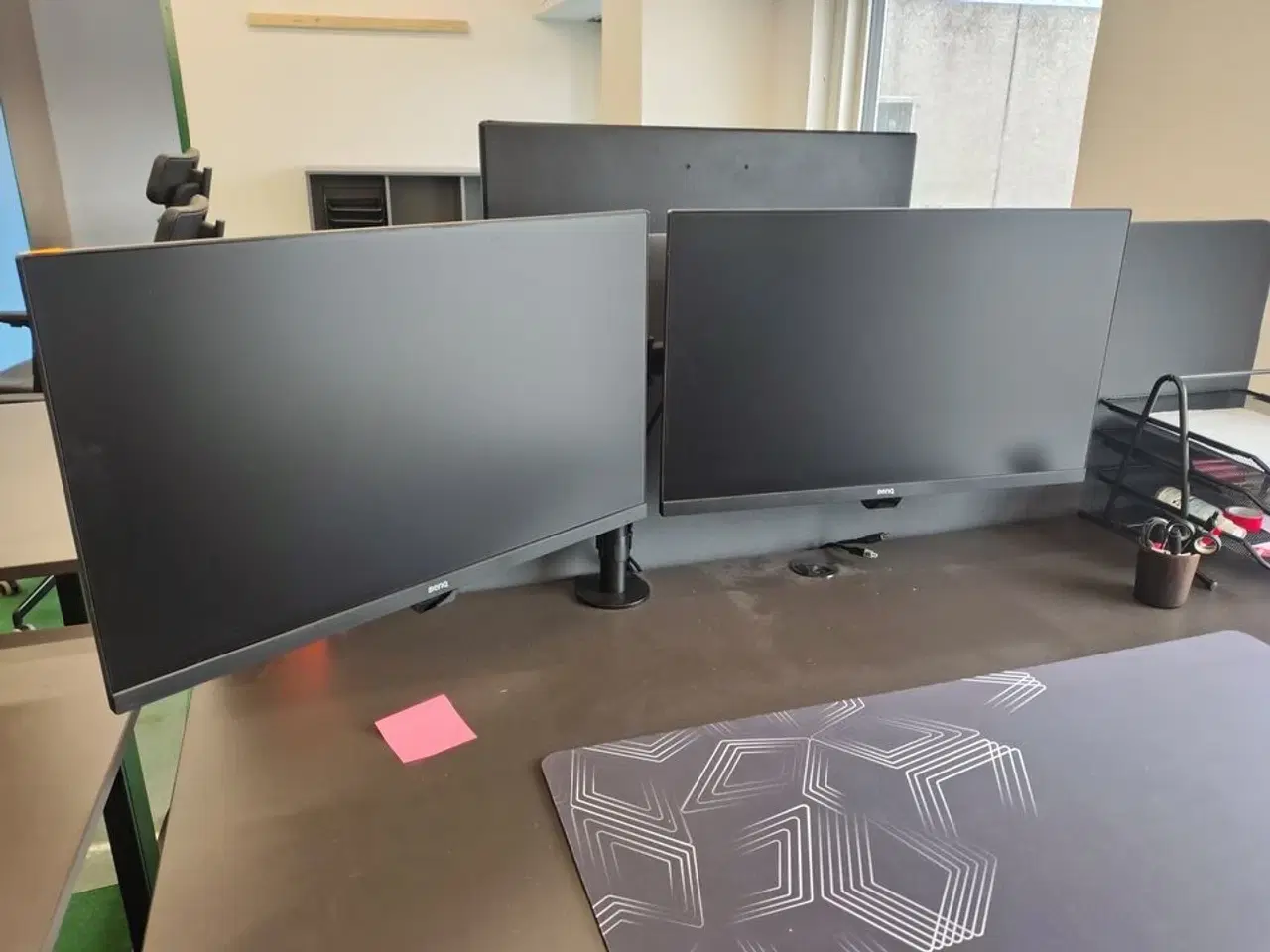 Billede 1 - To Benq skærme på stativ 27"