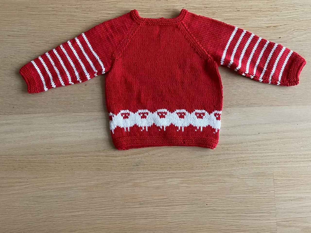 Billede 1 - Sweater med får, ny og ubrugt strik