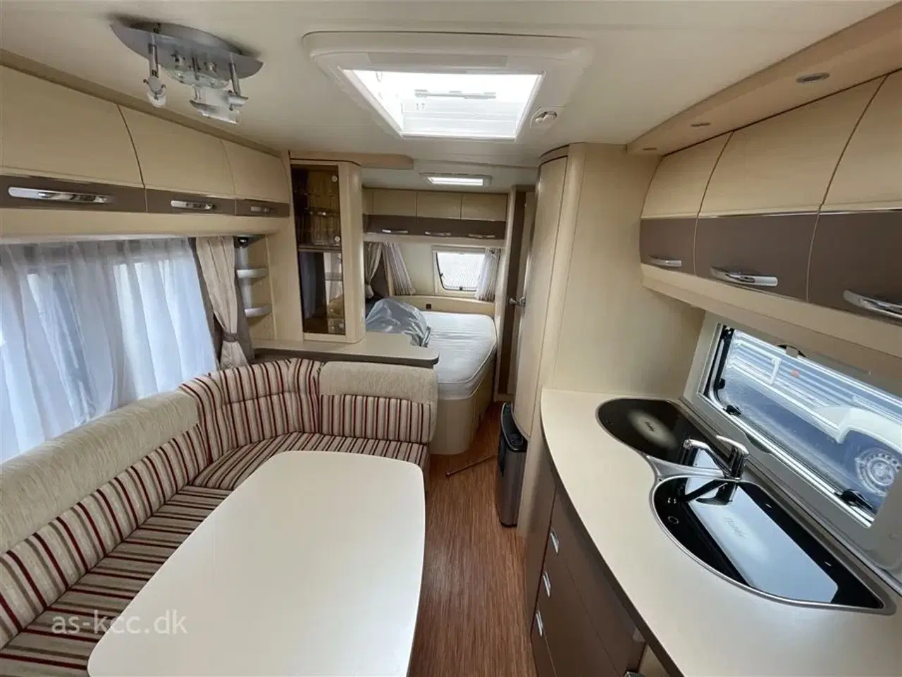 Billede 2 - 2010 - Hobby La Vita Bionda 560 KMFe   Hobby La Vita Bionda 560 KMFE årg. 2010 6 sovepladser, 5 siddepladser
