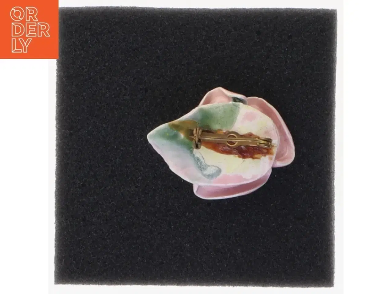 Billede 3 - Porcelænsbroche i form af en rose (str. 3,5 x 3 cm)