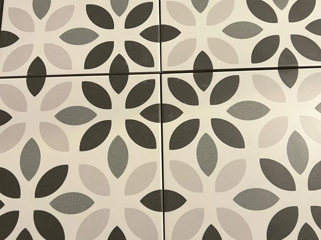 Billede 3 - Fliser til gulv og væk