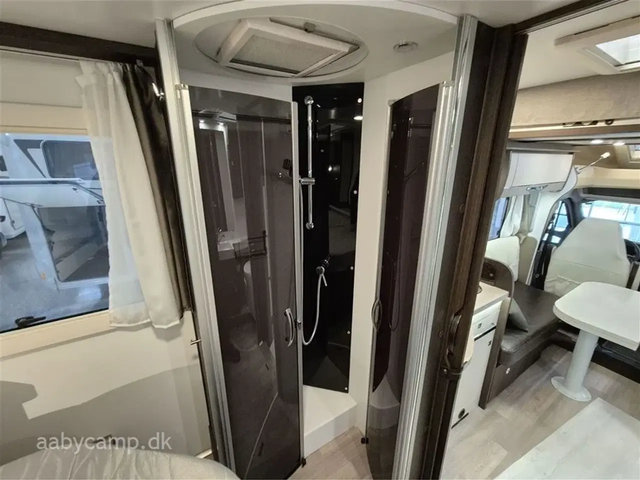 Billede 18 - 2020 - Benimar Tessoro 497 Northautokapp   Nk Pakke. Automatgear. solceller. Batteri. Inverter. Markise. Lædersæder. Hæve/sænkbar Queensbed. Varme på spildevandstank.