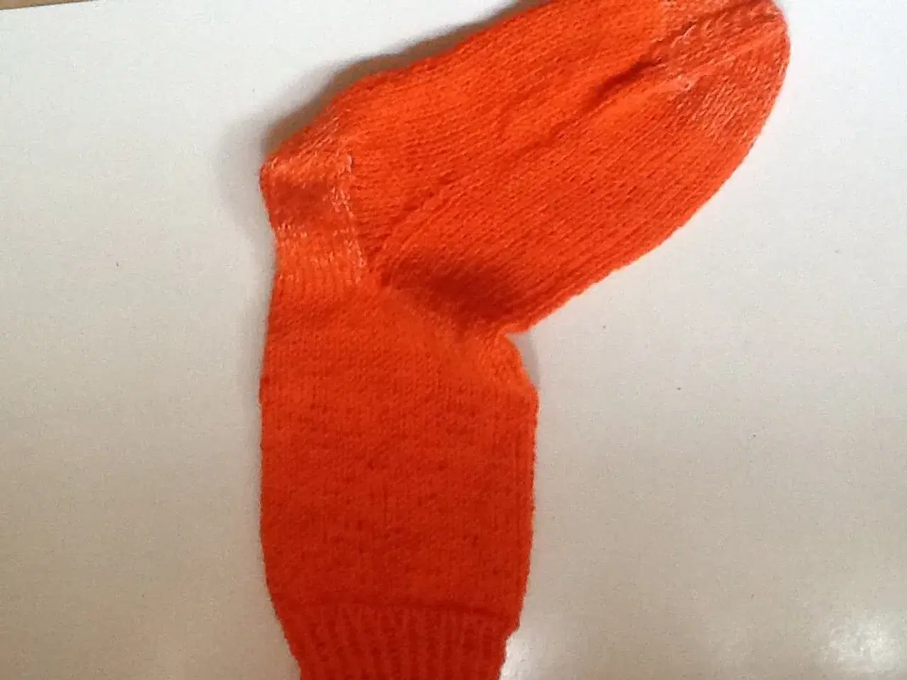 Billede 1 - Hjemmestrikket strømper i orange (4)