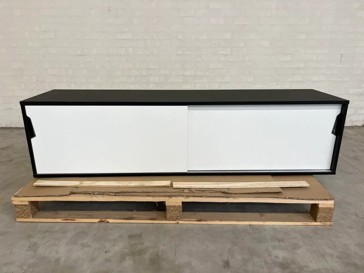 Billede 1 - Skab til ophæng på væggen. 160x40x40 cm., brugt