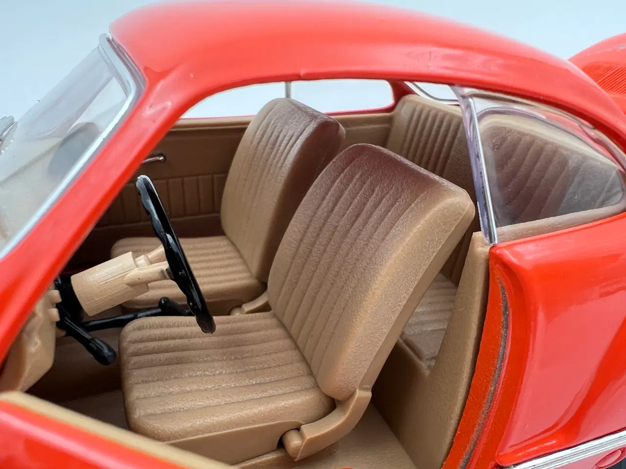 Billede 8 - 1966 VW Karmann Ghia - 1:18  Flot og detaljeret 