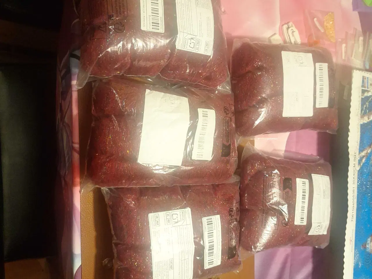 Billede 5 -  Garn  rød seks  pakke 