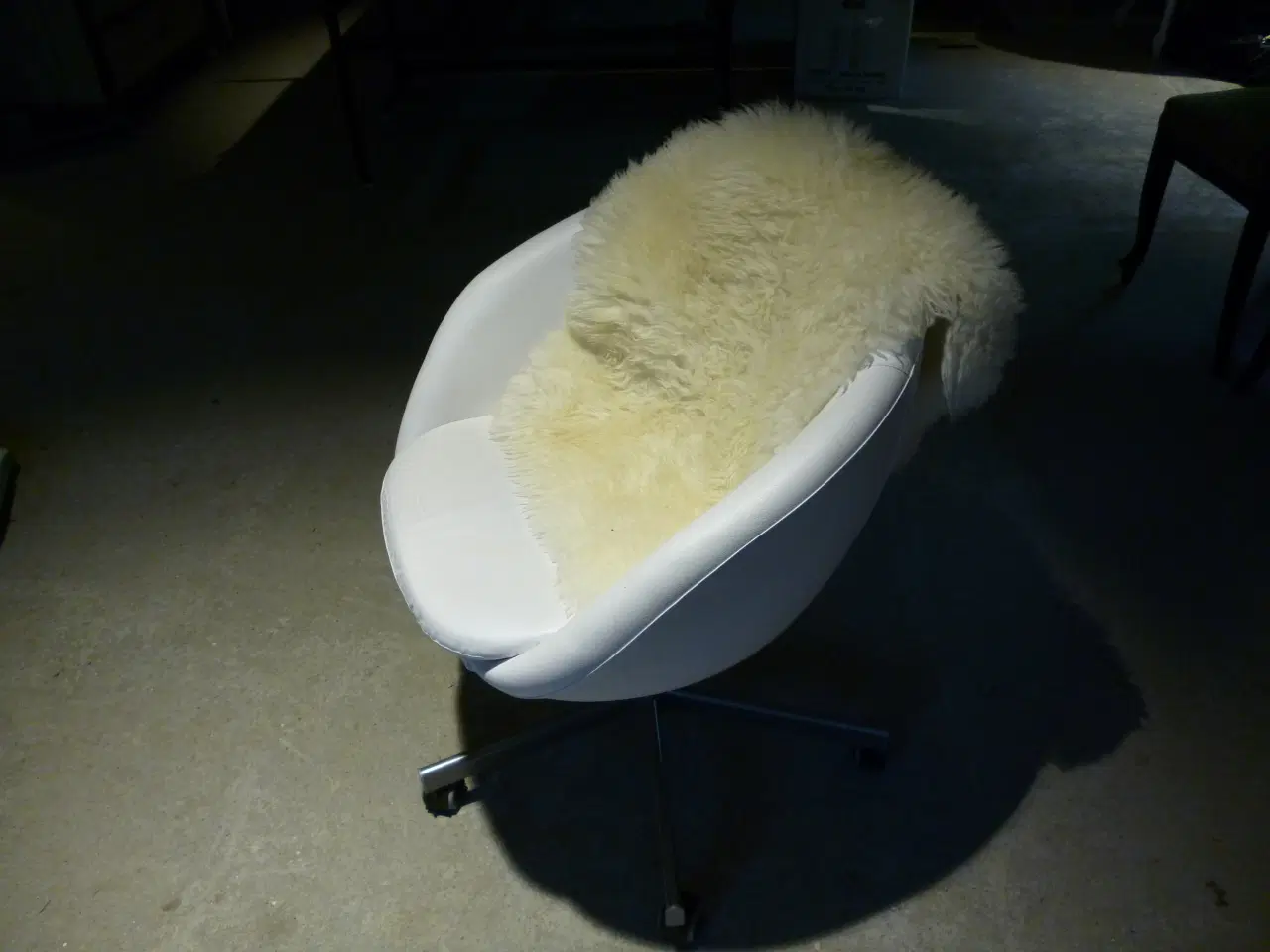 Billede 1 - Hvid IKEA skrivebordsstol incl fåreskind.