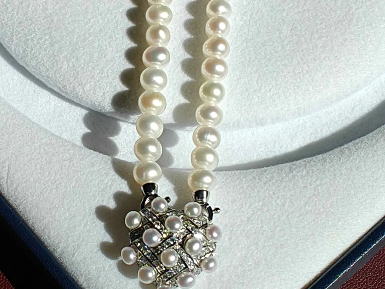 Billede 5 - Perlehalskæde med hjertevedhæng