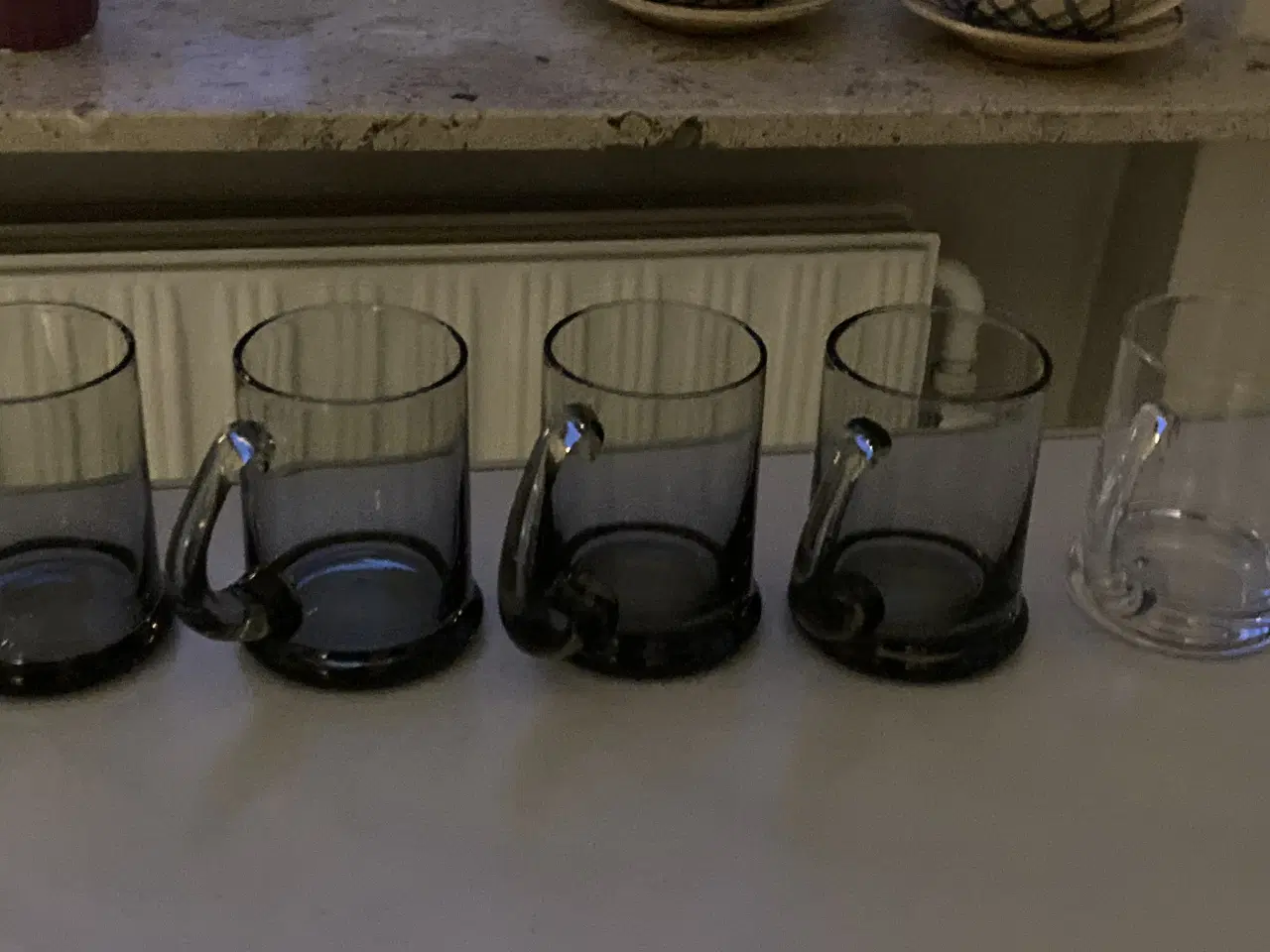 Billede 1 - Holmegaard “ølhund” ølkrus. 4 røgfarvet samt 1 kla