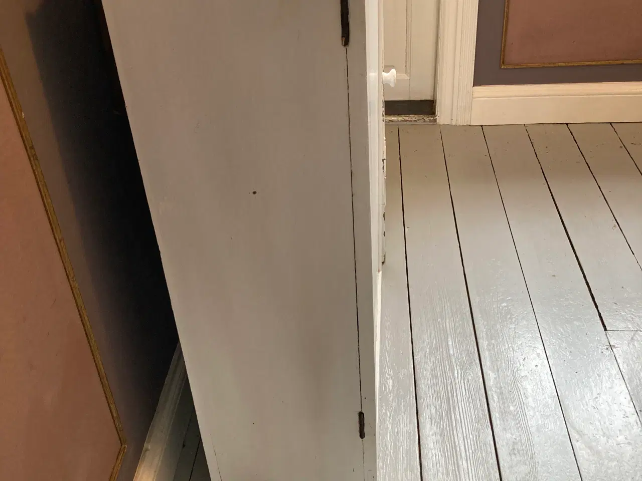 Billede 2 - Væghængt gammelt skab