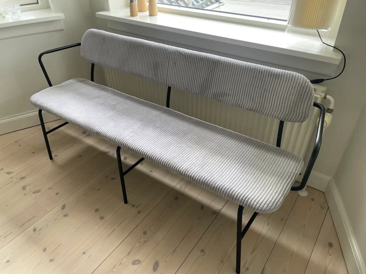 Billede 1 - lysegrå fløjls bænk