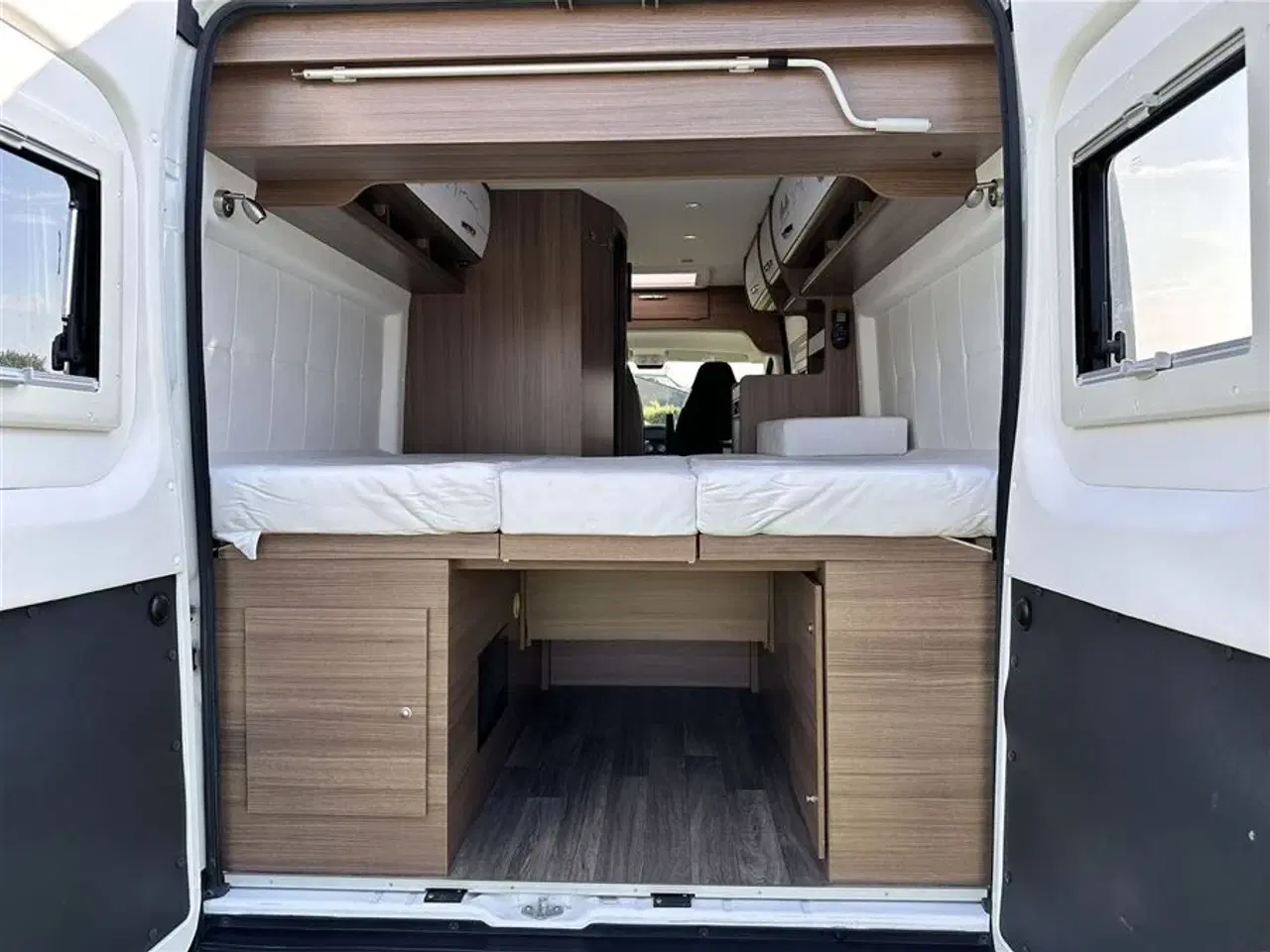 Billede 5 - 2021 - Bravia 636 140 Hk Edition 30   Campervan med langsgående senge og god indretning Kørt 20,500 Km.