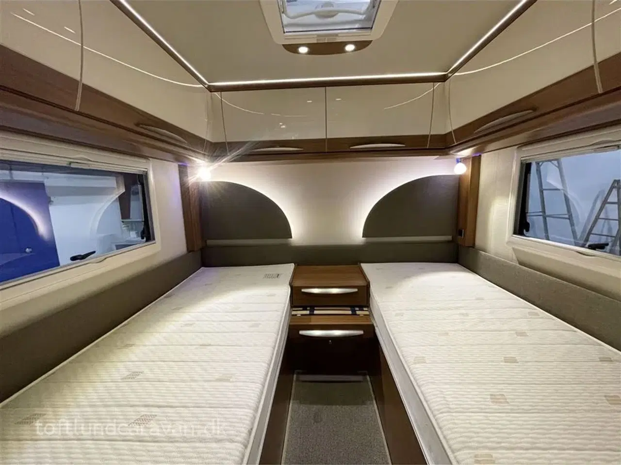 Billede 2 - Hymer Eriba Nova 495 SL LUKSUSVOGN, Enkeltsenge.