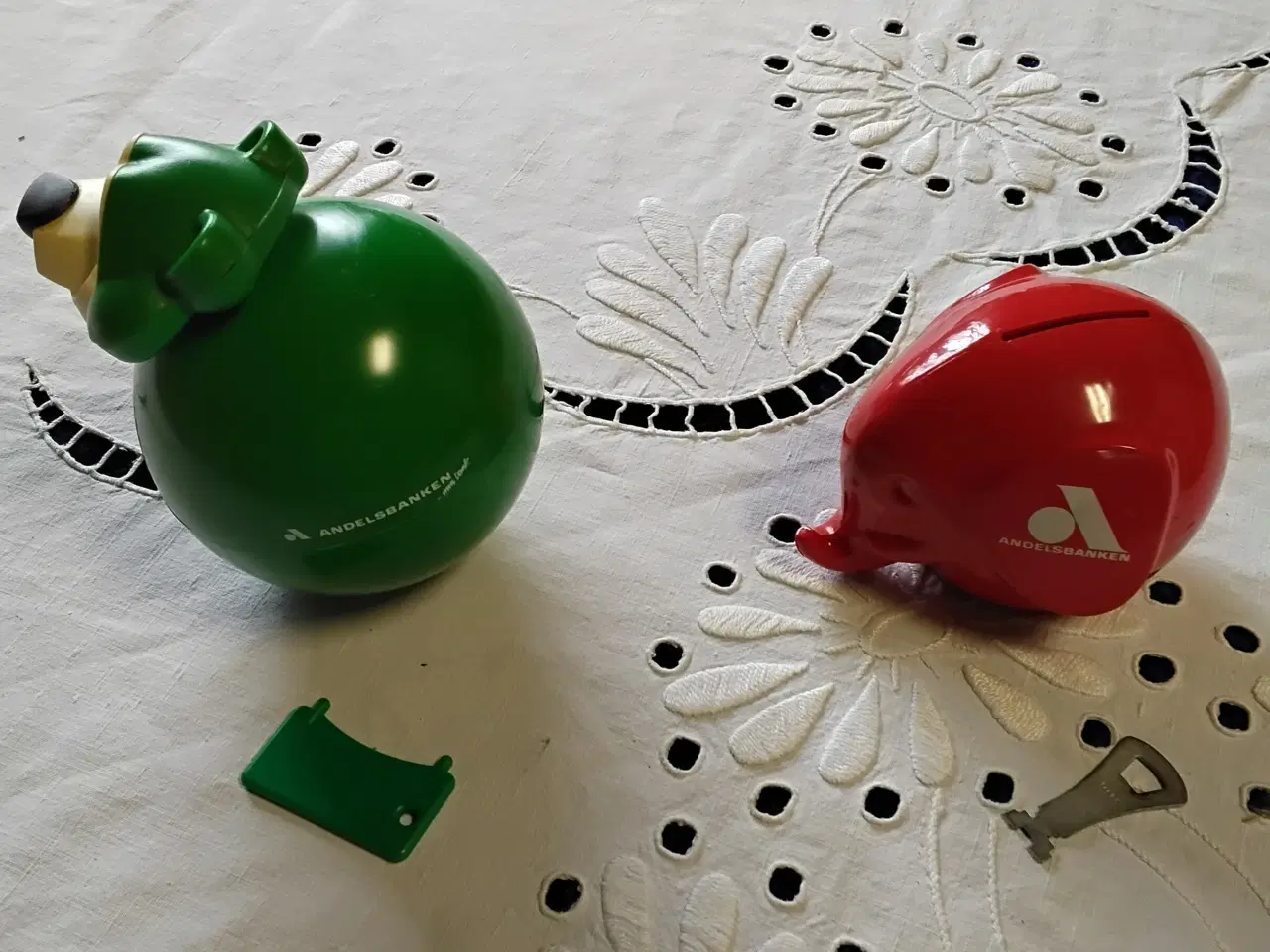 Billede 2 - 2 retro sparebøsser m/ org. nøgler - aldrig brugte