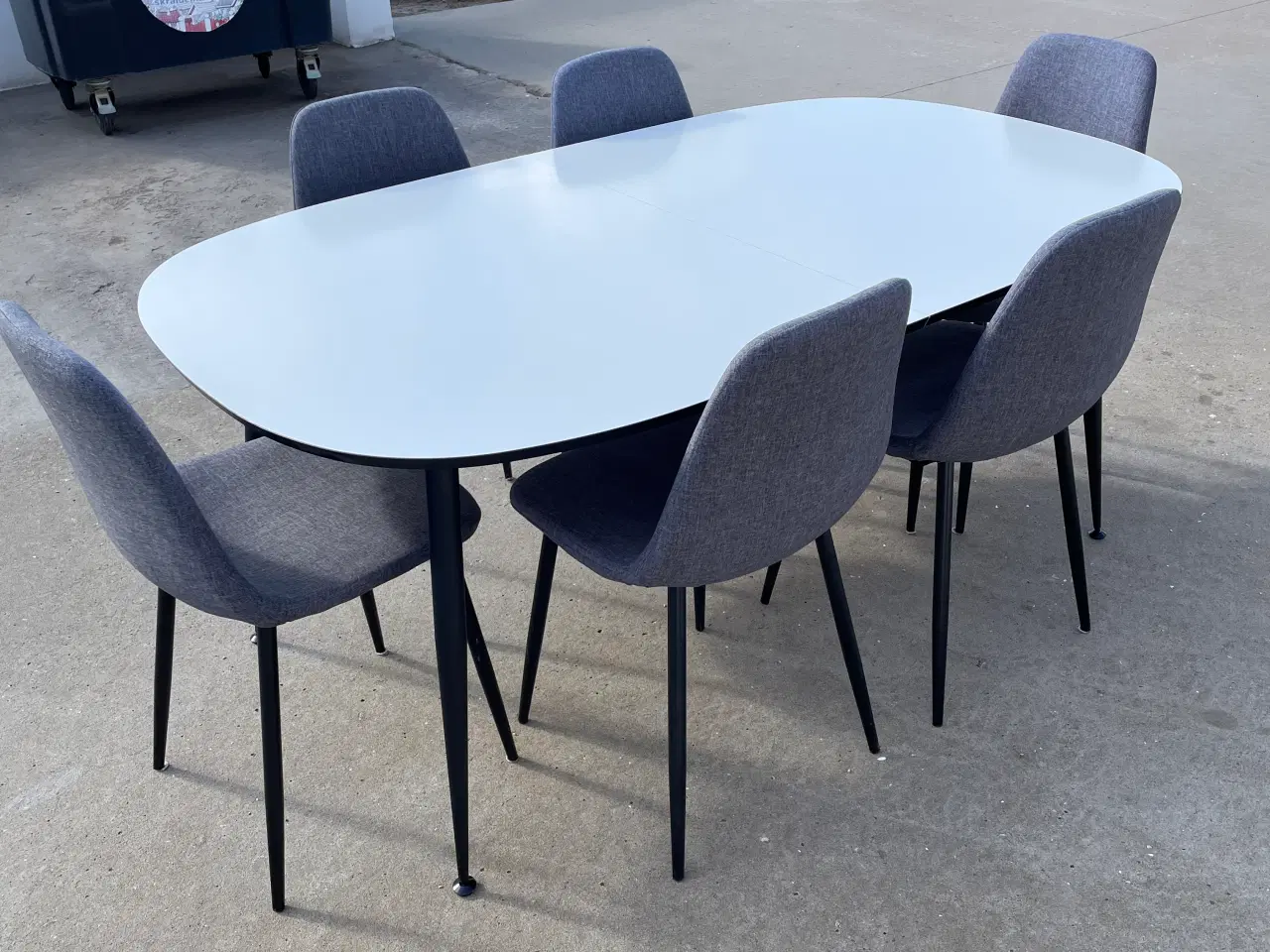Billede 1 - Spisebord med stole
