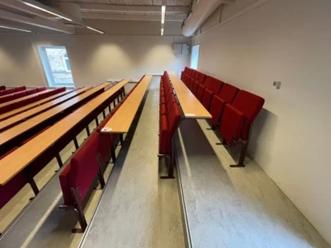 Billede 3 - Afhentnings tilbud auditorium stole og borde, sæt à 115 pladser, sælges samlet