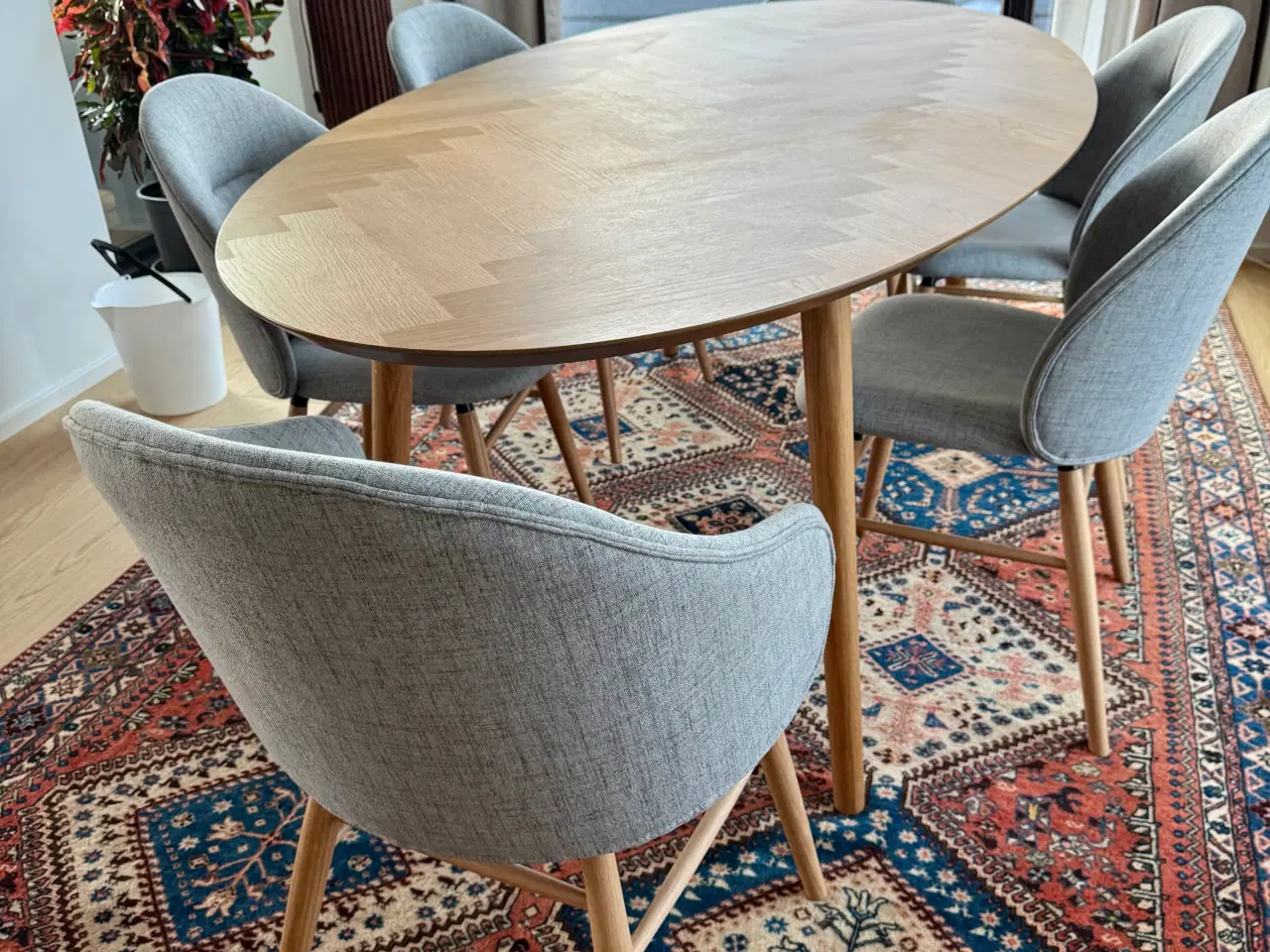 Billede 2 - Spisebord i eg med 6 stoler