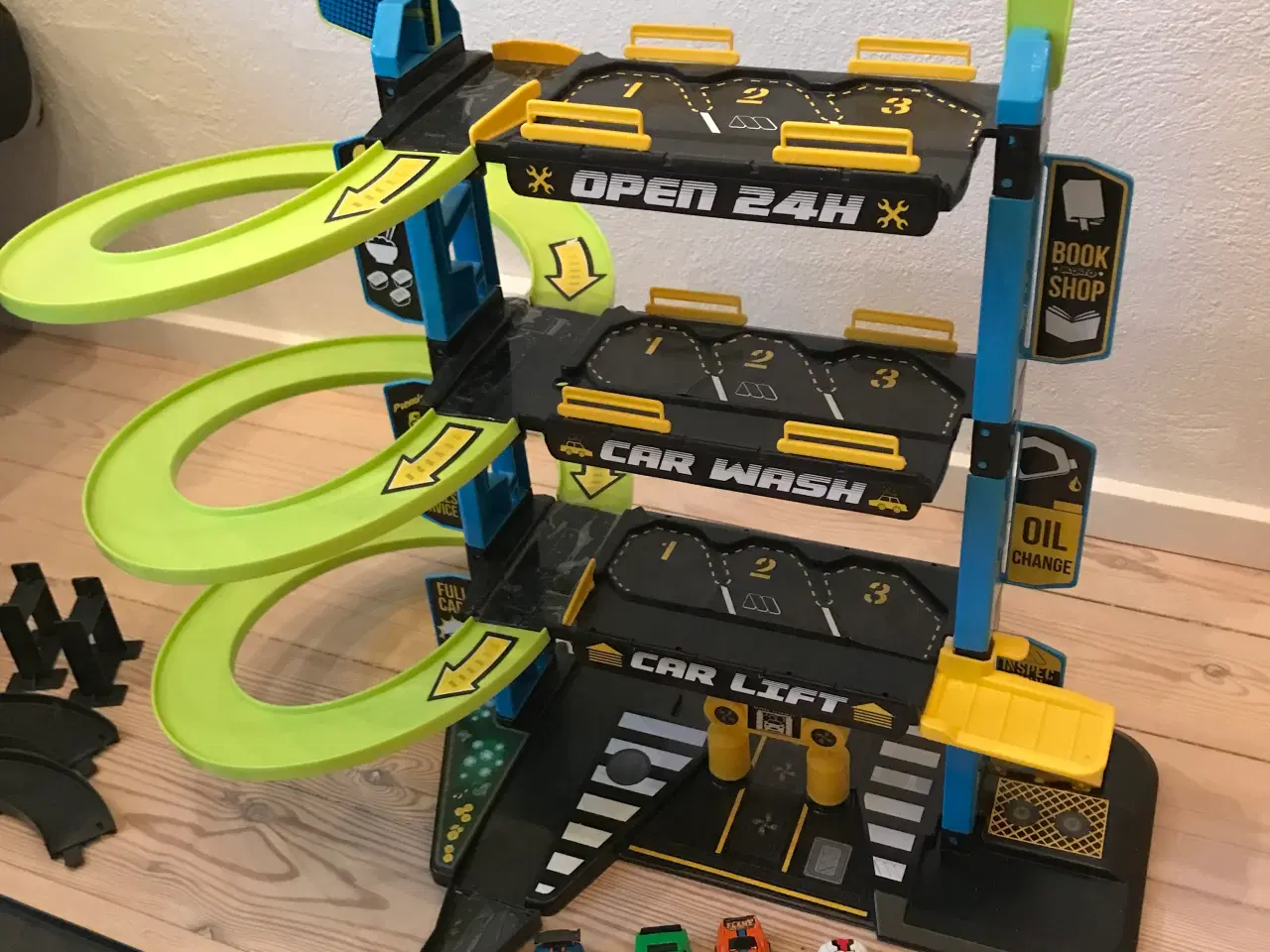 Billede 2 - Bilgarage i 3 etager med ekstra bilbane