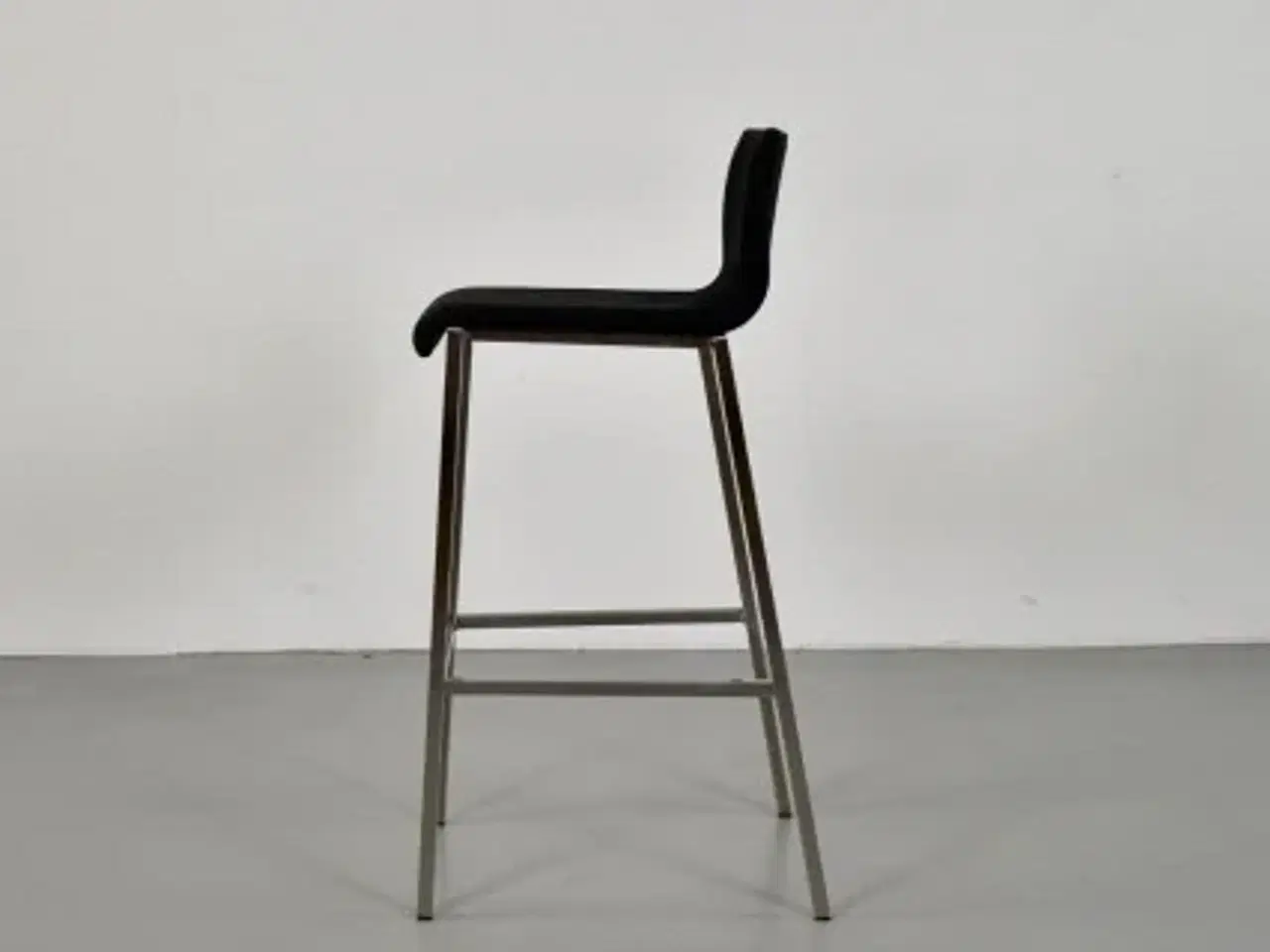 Billede 4 - Barstol fra zeta furniture med sort polster, på stel i stål