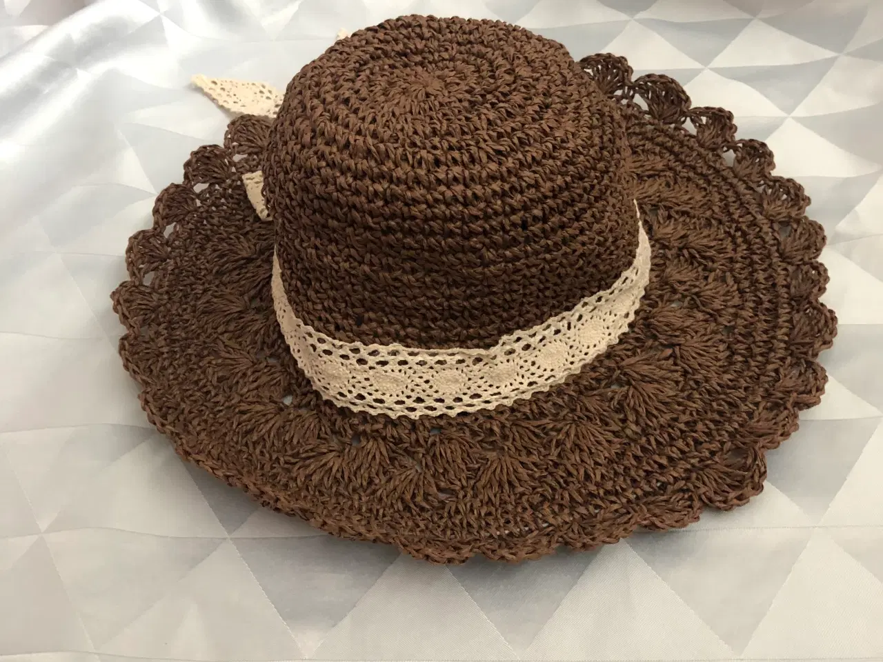 Billede 4 - Sommerhat i brun og med beige kantbånd 