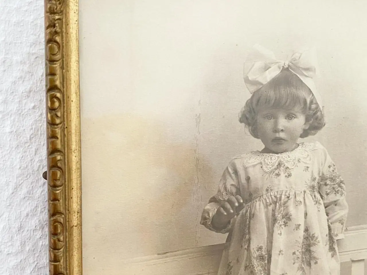 Billede 3 - Sort/hvid foto af lille pige i guldramme, dat. 1928