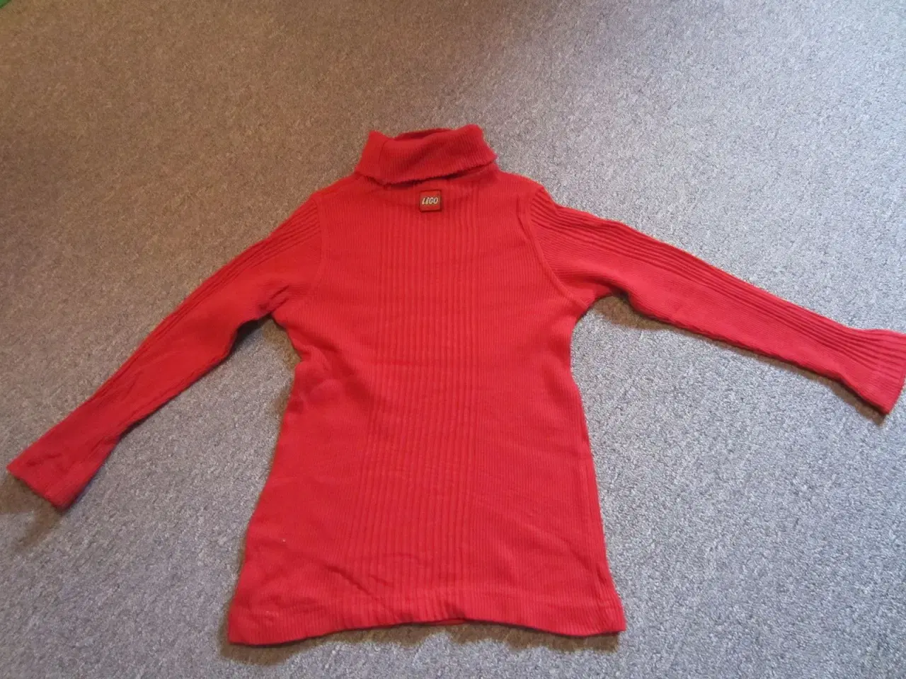Billede 3 - Rød Lego bluse med høj hals str. 110