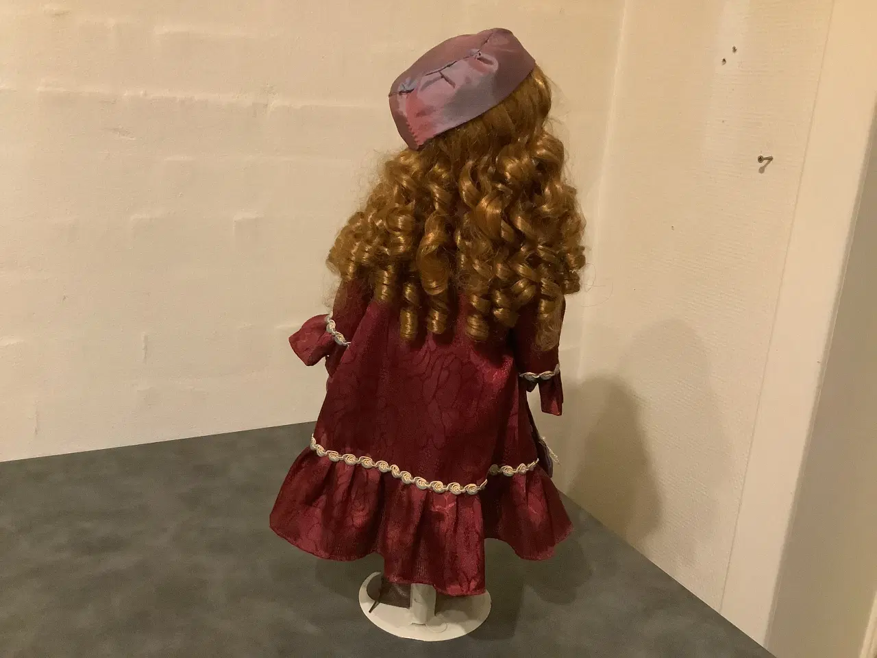 Billede 3 - Fin porcelæns dukke