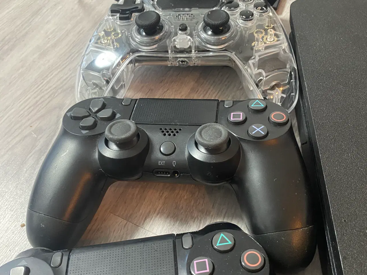Billede 3 - Playstation 4 spillekonsol med tre controllere 