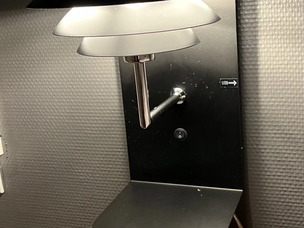 Billede 3 - 2 stk. Dyberg Larsen DL20 væglampe med USB, sort