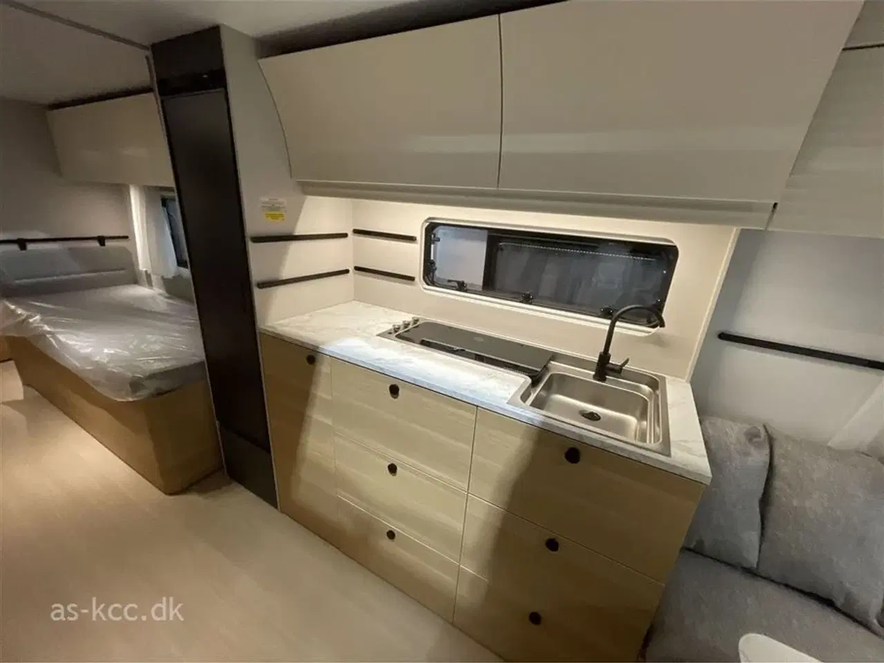 Billede 8 - 2026 - Adria Adora 663 UT Alde   Adria Adora 663 UT årg. 2026 4 sovepladser, 5 siddepladser, (Alde centralvarme ATC, Sengebetræk, Gaskasse opbevaring kr. 31.574,- lagt i prisen)