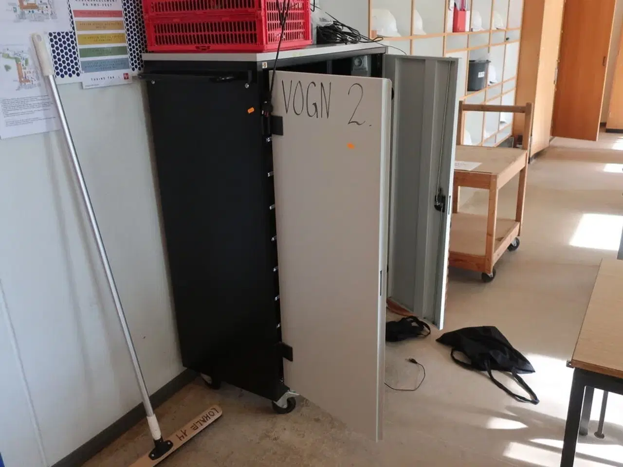 Billede 5 - Skab til PC'er m. stik til lader ved hver hylde