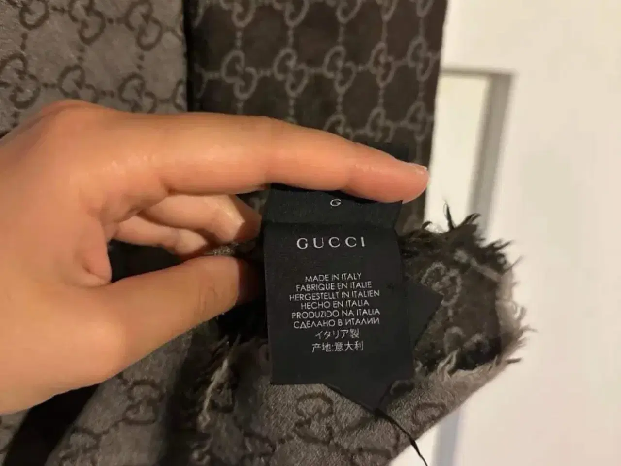 Billede 12 - Gucci tørklæde i lysegrå og mørkebrun 