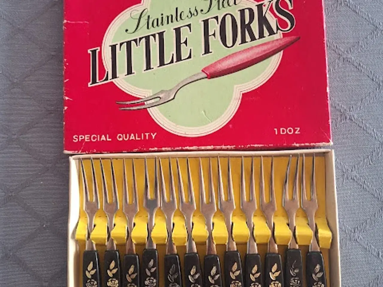 Billede 4 - Æske m/ 12 små coktailgafler sælges - Sender gerne