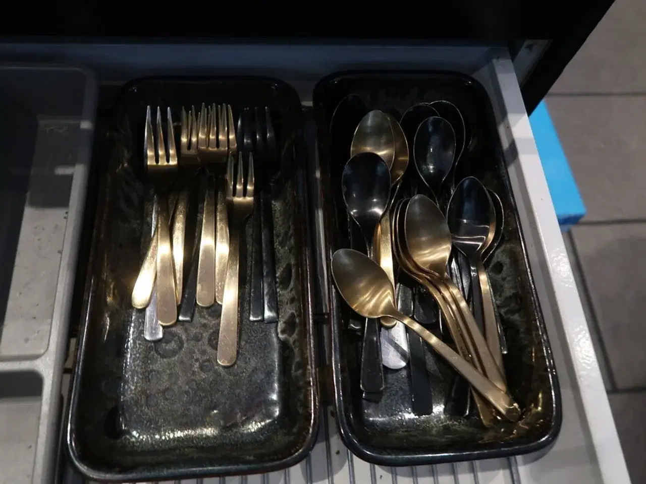 Billede 14 - 2 stk. Skabe med indhold