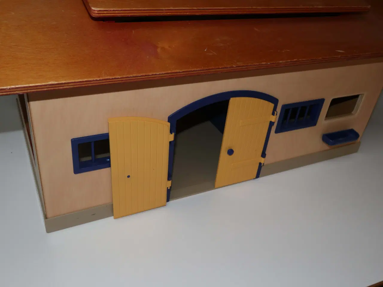 Billede 7 - Udgået Schleich stald (nr. 40165) brunlakeret tag