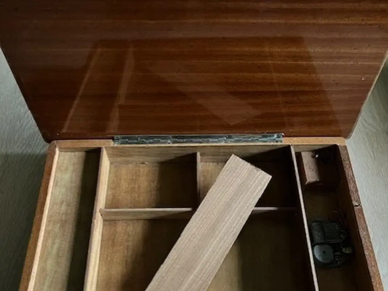Billede 5 - Gammel sybord med spilledåse.
