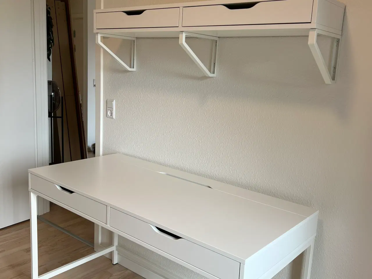 Billede 2 - Skrivebord og Hylde