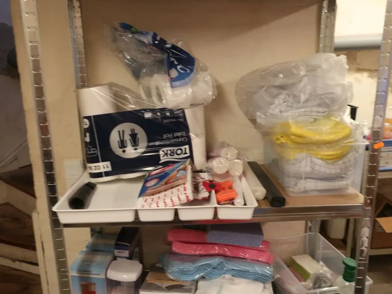 Billede 3 - 3 stk. reoler med indhold