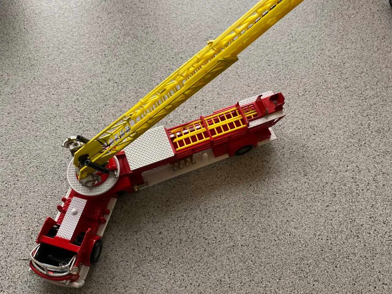 Billede 1 - Brandbil med udskyde stige på 35cm