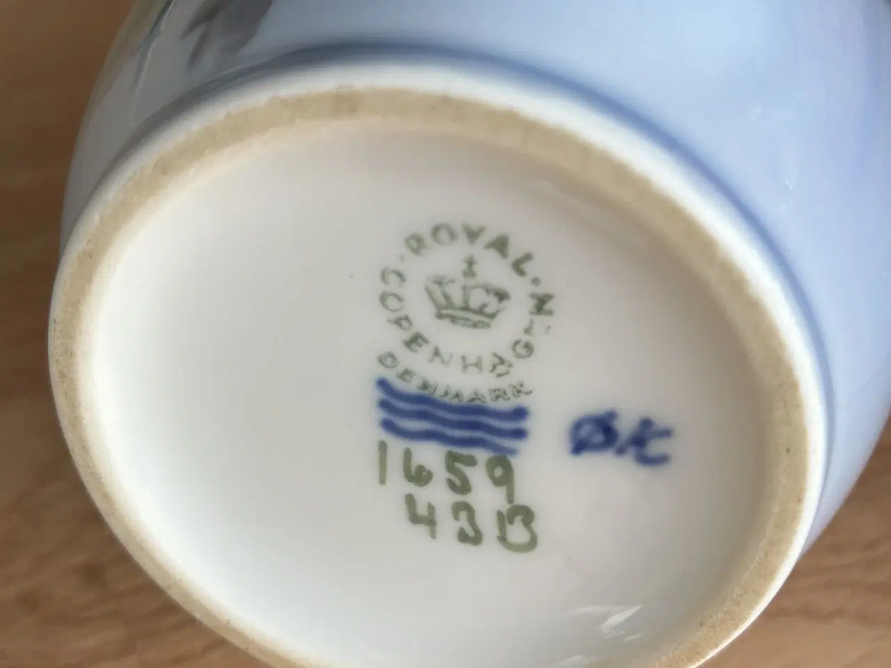 Billede 2 - Royal Copenhagen vase, Bi og Blomst, model 1659