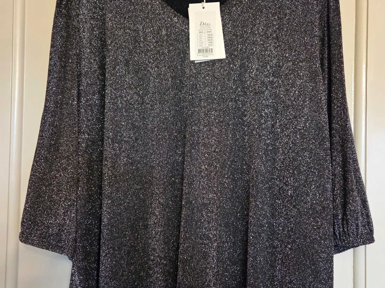 Billede 1 - Smuk bluse med glimmer.