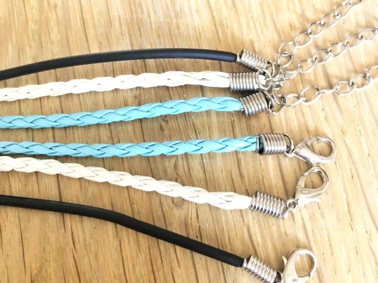 Billede 7 - Halskæder i lyse farver - hvid og turkis