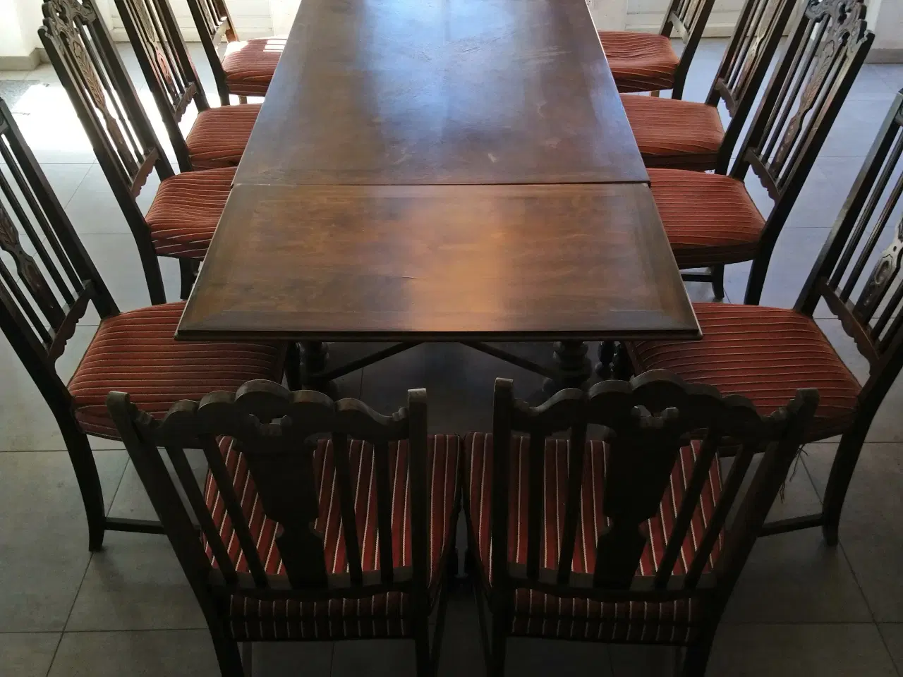Billede 1 - Komplet spisestue (bord, skænk, 12 stole) sælges